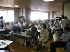 会議室の壁を取り払って開かれた県民会議