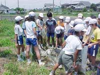 子ども達が地域の川でゴミをたくさん発見